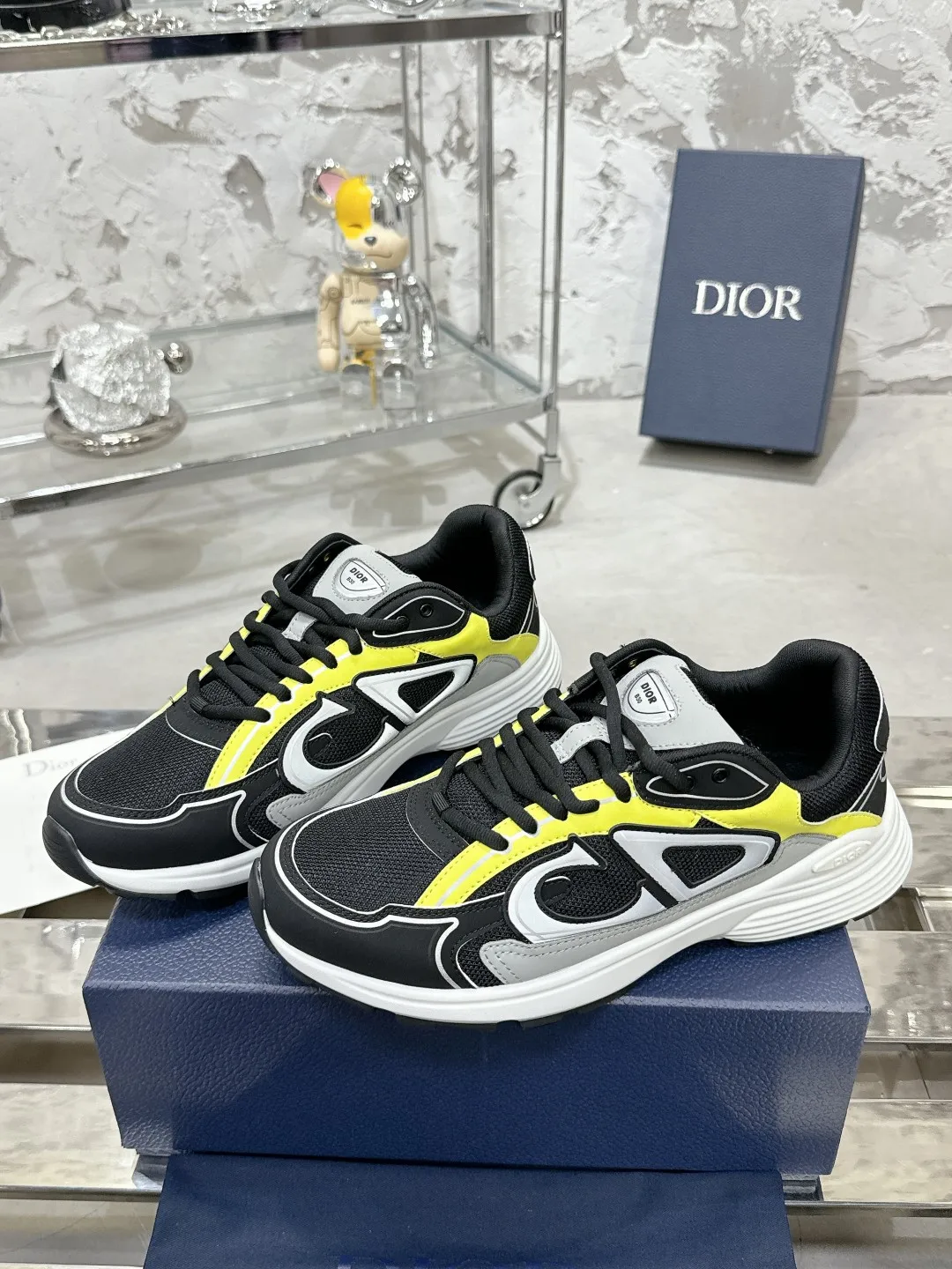 Men's men's shoes 💰600❤️❤️❤️High version Dior Dior's latest color matching B30 series reflective dad sneakers original 17380💰 purchased for development and production Brand new B30 sneakers Dad Shoes style shoes that follow the trend of the retro market The Dior logo on the tongue also indicates that this pair of shoes is the B30 model! B30 uses fine-textured leather and mesh cloth materials to form a shoe body. There are conspicuous letters CD on both sides of the shoe body to indicate identity. Many lines on the shoe body outline details to make the shoes look less monotonous and full of retro flavor. The delivery counter is exquisitely packaged🛍📦 ▪️Fabric: Original customized technical fabric + mesh ▪️Inner lining: Customized breathable lining ▪️Outsole: Original molded IP foam + TPU outsole ▪️Sole thickness: 3.5CM ▪️Size: Women’s size 35-40 / Men’s size 39-46